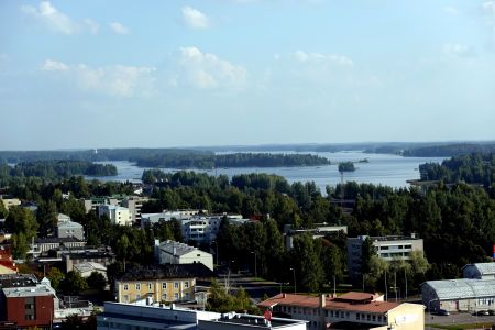 Pohled na město a nejsevernější část jezera Saimaa.